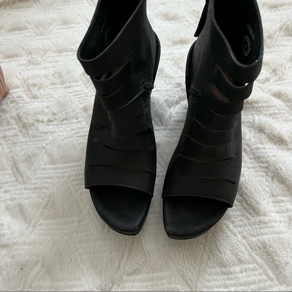 John Fluevog prepare Axe Black Leather Slit Open-Toe Platform Sandals size 9 - Picture 7 of 14